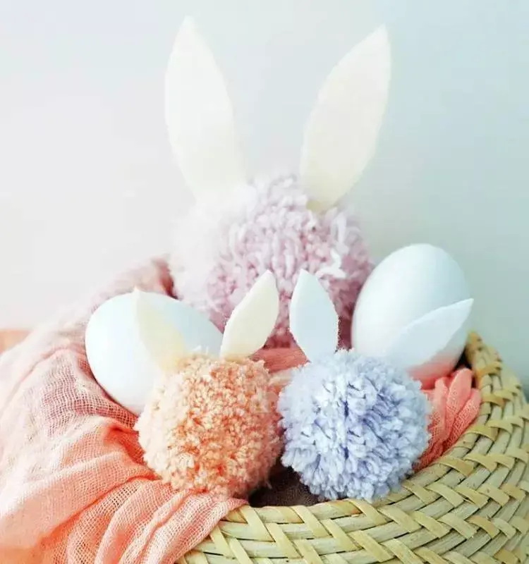 Coelhinhos minimalistas de pompom. Foto de coelhinhos de pompom.