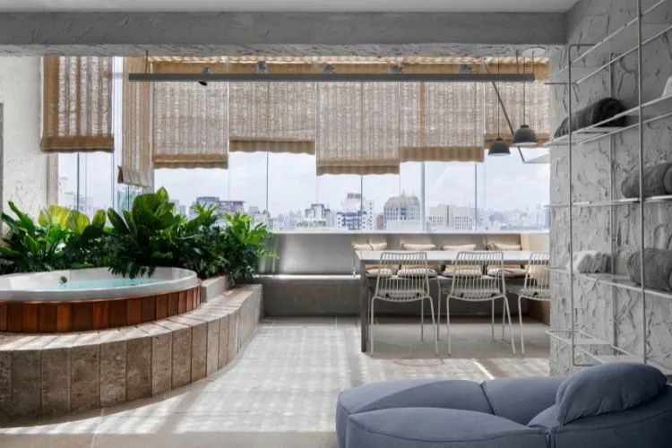 Foto de área de lazer de duplex, com jacuzzi, mesa de jantar e churrasqueira