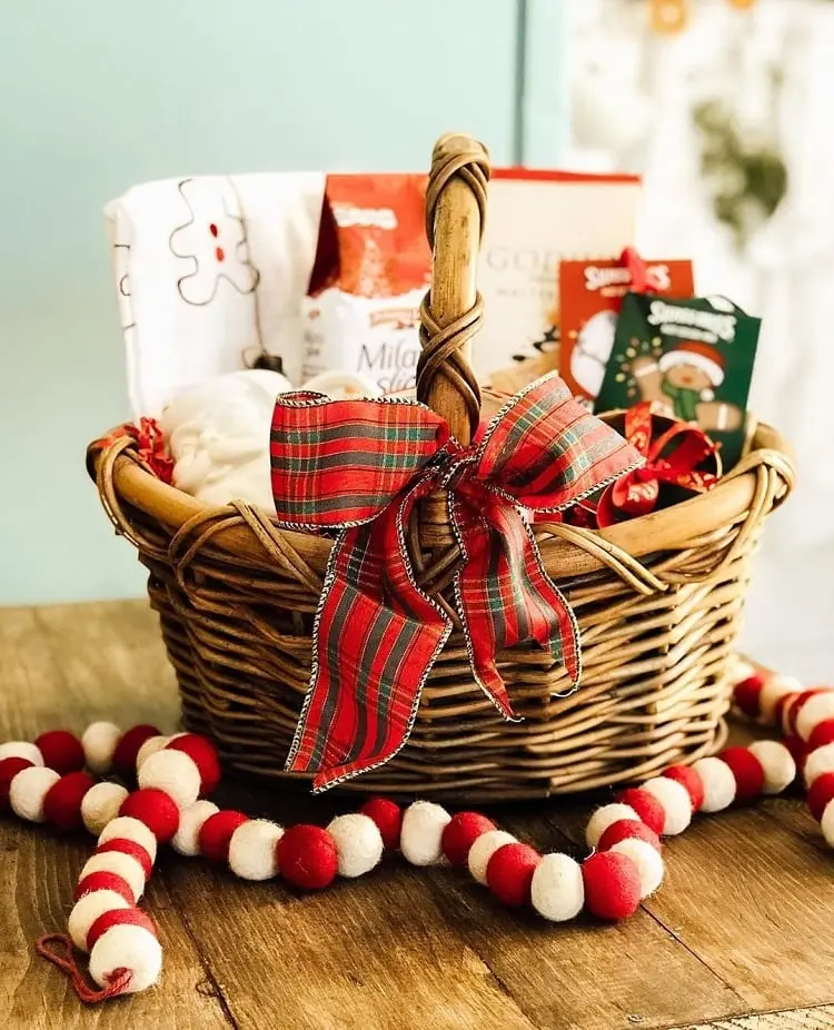 cesta de Natal com laço xadrez e doces 
