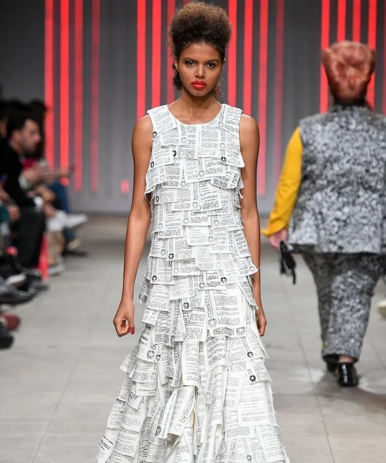 Foto de modelo na passarela usando vestido finalista do Desafio Sou de Algodão + Casa de Criadores