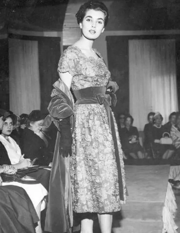 A Miss Adalgisa Colombo desfilando na Casa Canadá. 