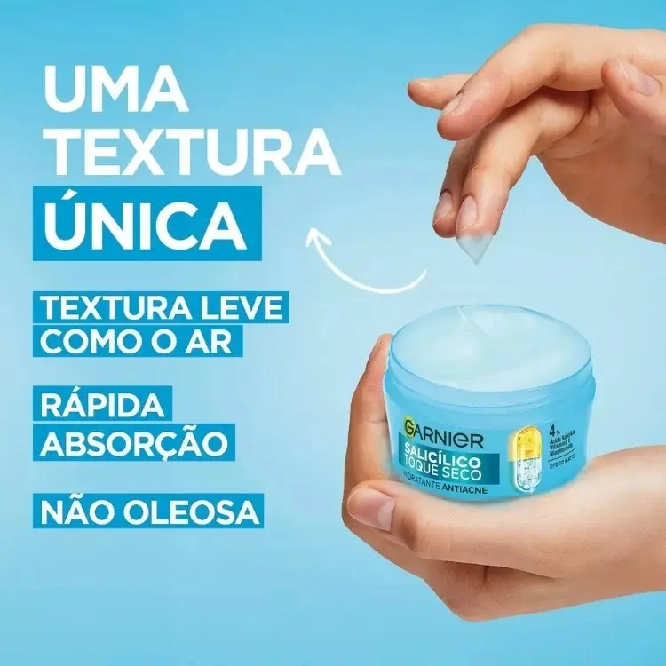 Fundo azul com pessoa mexendo no Hidratante Facial Toque Seco Antiacne azul e informações do produto 