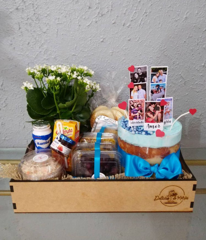 Aqui Bandeja café da manhã personalizada com fotos para o dia dos pais. 