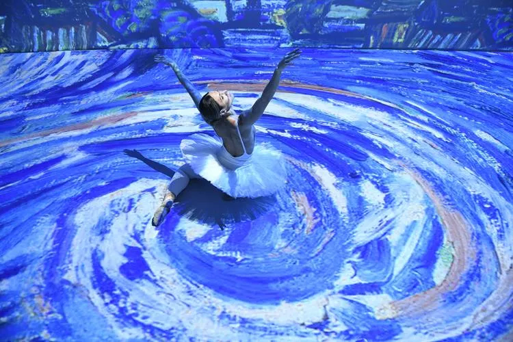 exposição van gogh, fundo de obra do pintor e bailarina na frente
