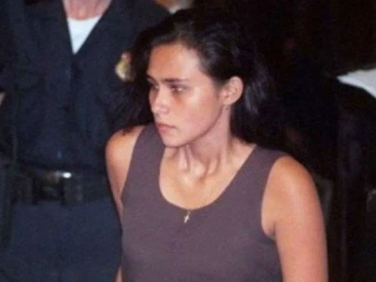 Paula Thomaz sendo levada pela polícia