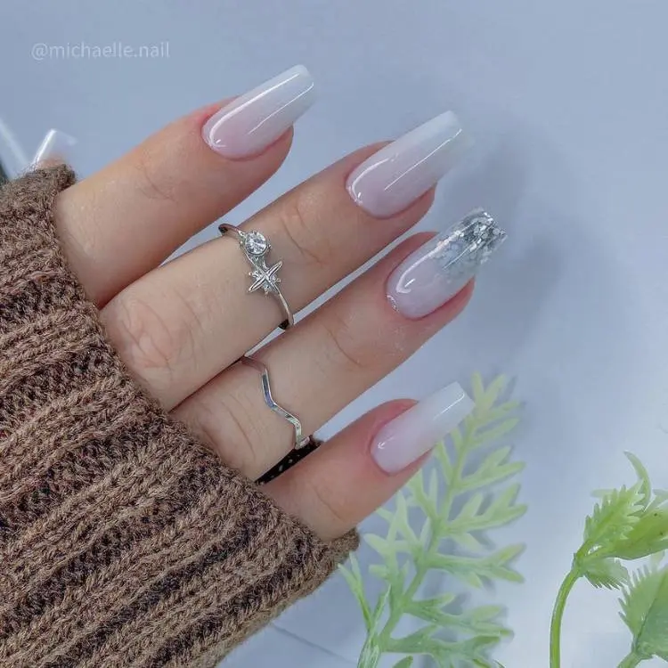 mão de pele clara com baby boomer e glitter praa