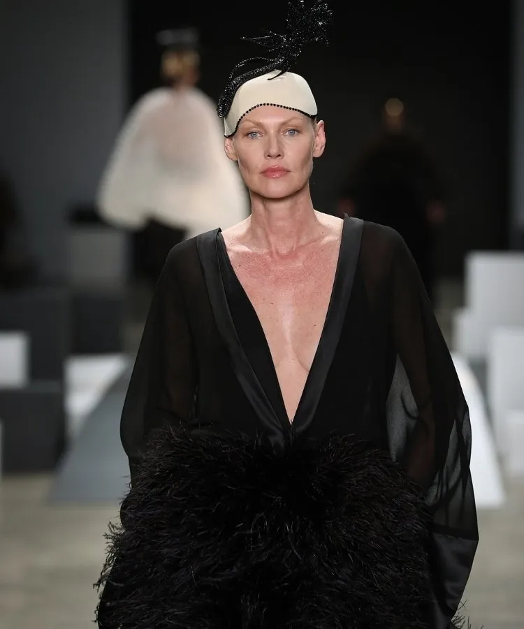 Foto de modelo usando look branco e preto no desfile de chapéus de Davi Ramos no SPFW N60