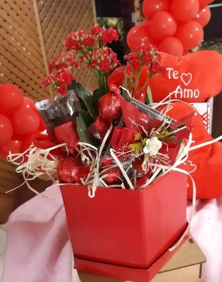 Cesta vermelha de Dia dos Namorados, com laços, trufas e flores