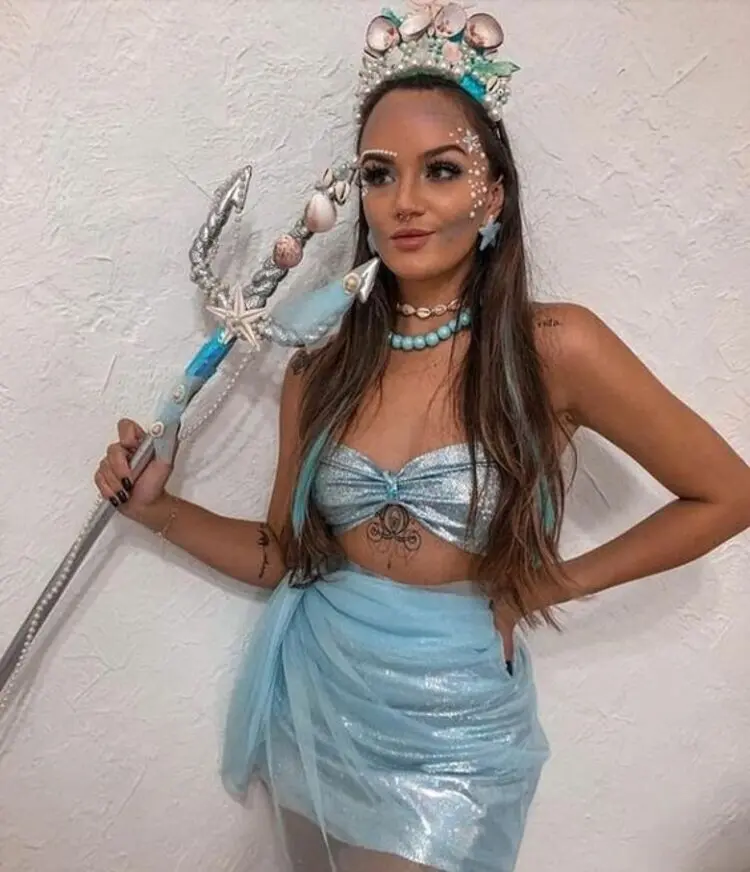 Menina com fantasia de sereia para o Carnaval de 2024