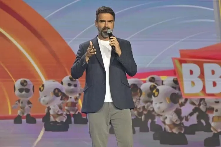 Foto do apresentador Tadeu Schmidt anunciando as novidades do Big Brother Brasil 2026