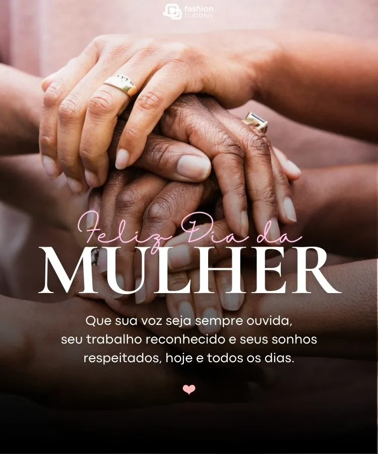 Foto de mãos empilhadas no fundo de frase de Dia Internacional das Mulheres