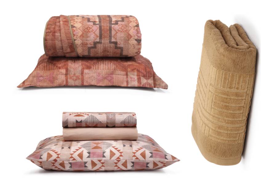 Roupa de cama e toalha do quarto deserto.