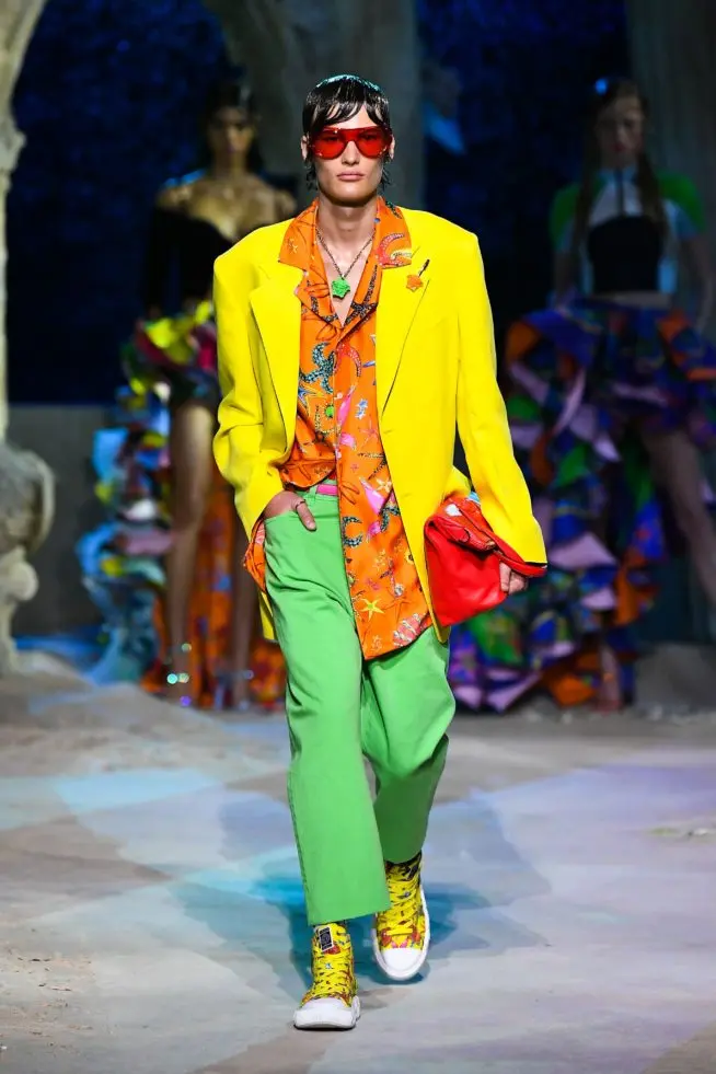 paletó amarelo, camisa laranja e calça verde