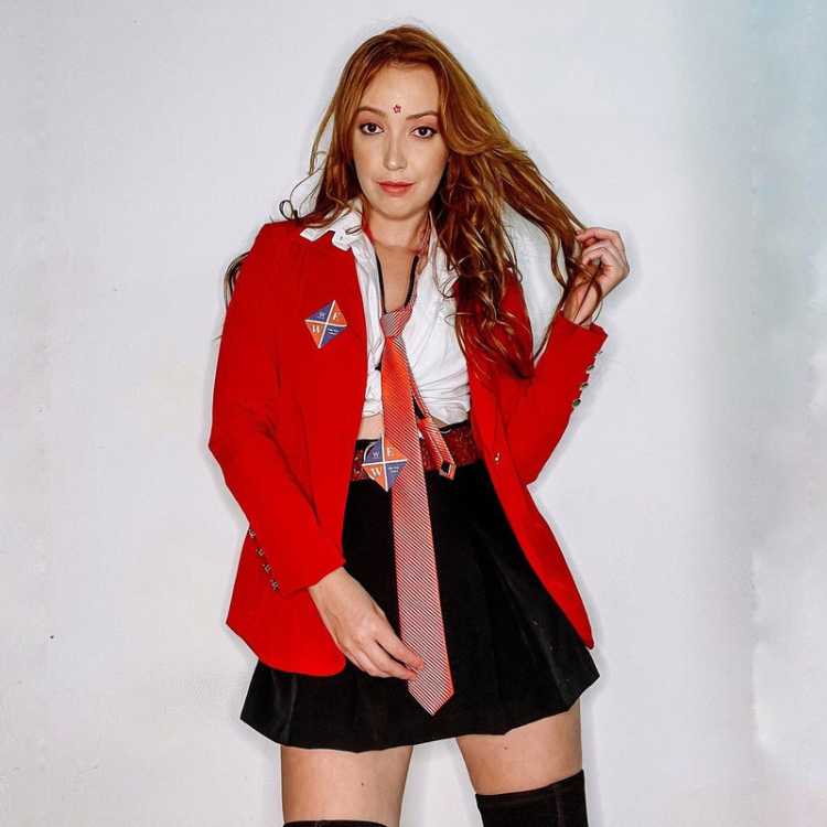 Mulher de pele clara com fantasia de RBD.