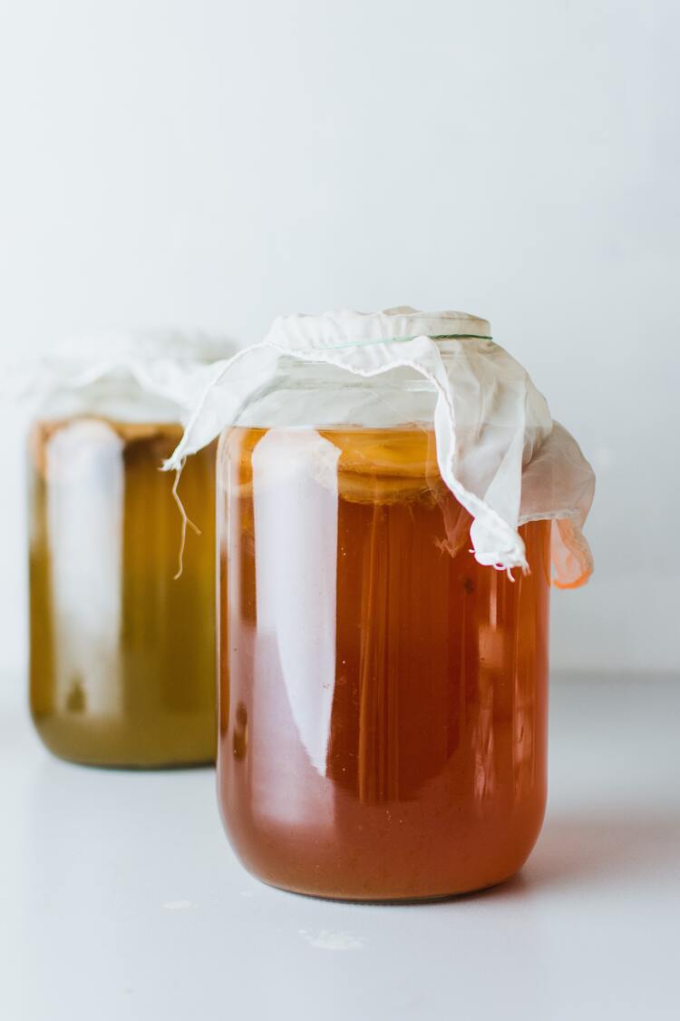 Garrafa de kombucha tampada com pano.