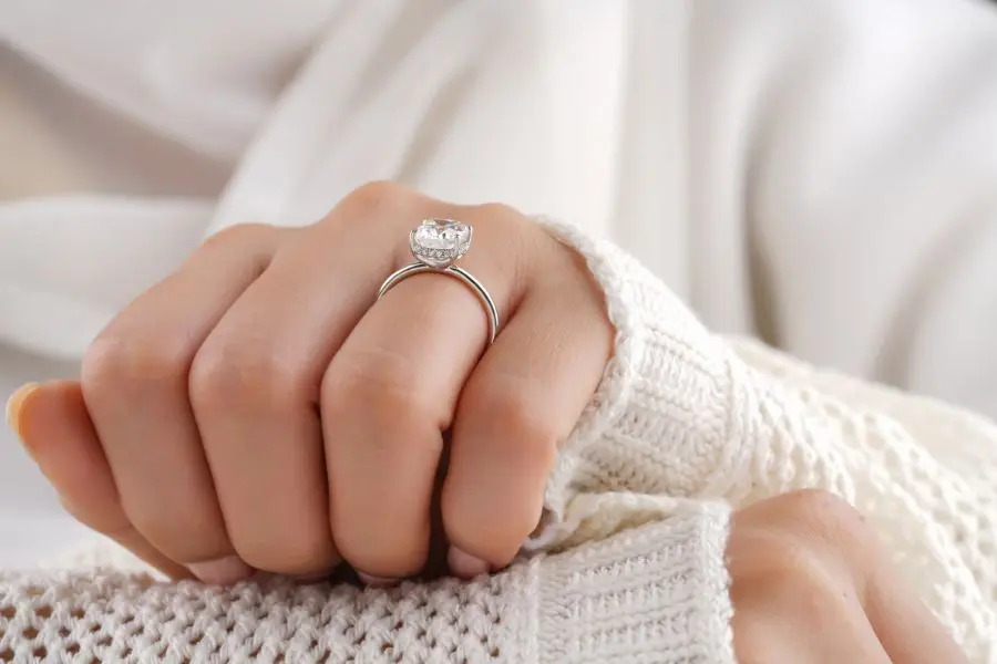mulher usando joia de ouro branco com diamante