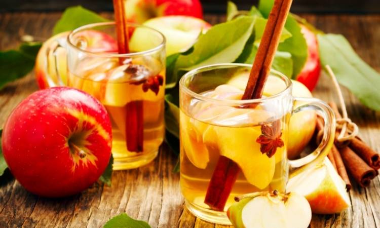 Xícaras de vidro com chá. Chá de maçã com estrela de anis.