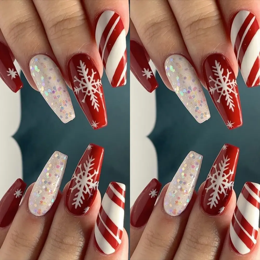 Bela unha de Natal decorada com flocos de neve e brilho colorido.
