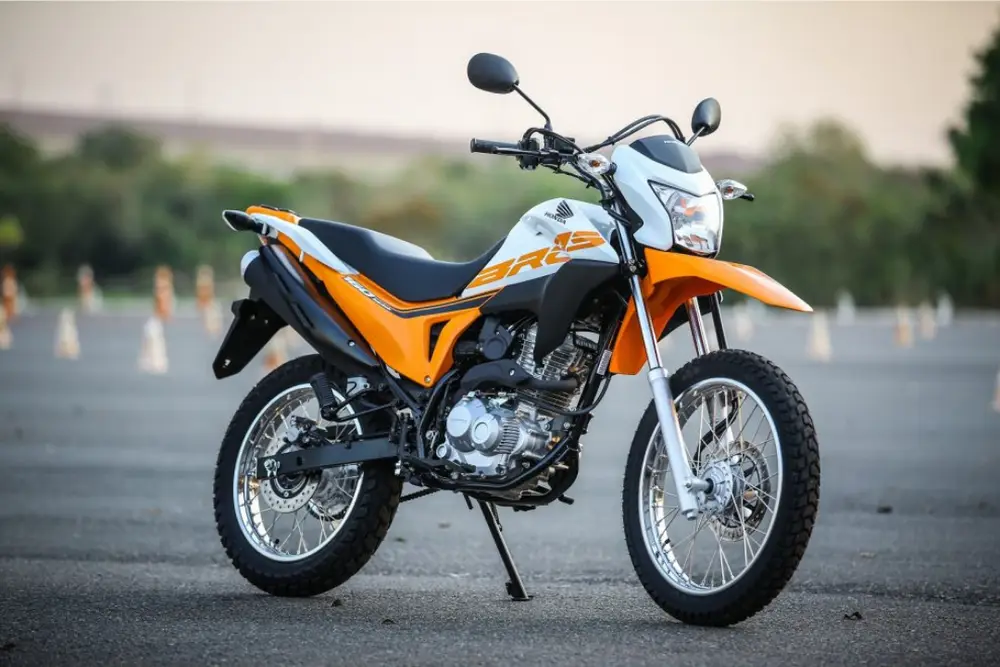 Imagem de uma Honda NXR 160 Bros laranja e branca Imagem de uma Honda NXR 160 Bros laranja e branca.