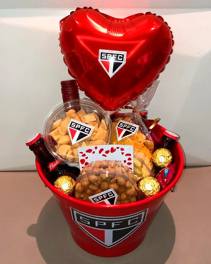 Cesta com cerveja, e petiscos, e um balão com o símbolo do SPFC colado