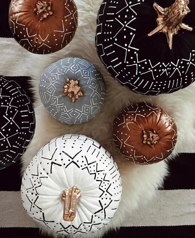 Foto de abóboras decoradas com tinta.
