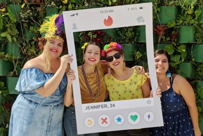4 mulheres com roupas coloridas fantasiadas de Jennifer no Tinder