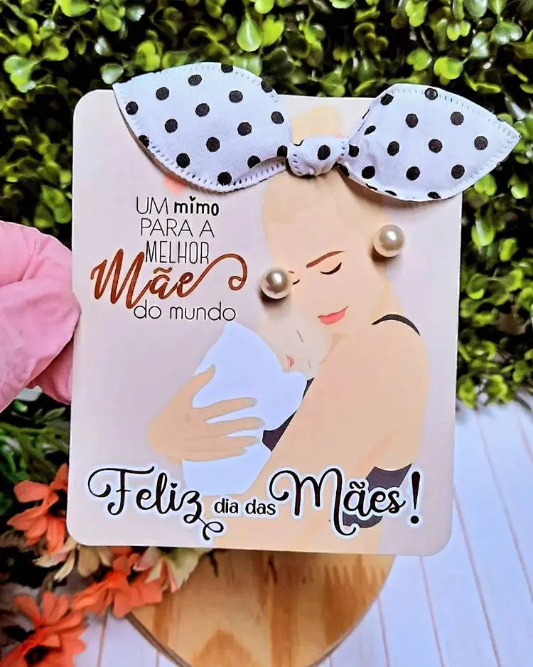 Lembrancinha de Dia das mães cartão com frase e brincos de pérola e laço de bolinha preta 