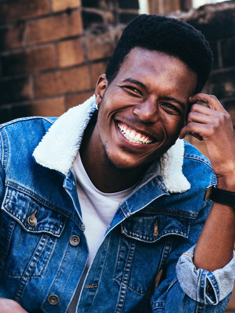 Homem sorrindo para post sobre legendas para fotos sorrindo