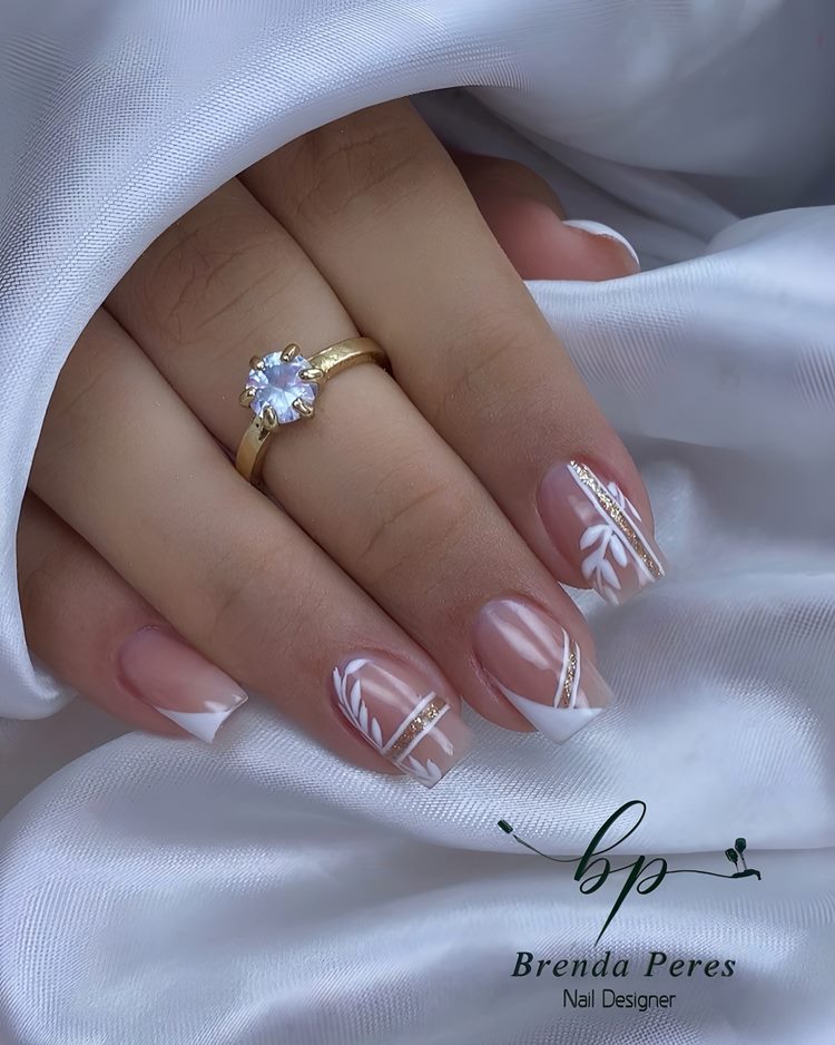 Nail art branca com glitter dourado (formato: quadrado tamanho: médio)