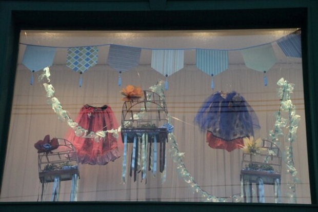 vitrine de são joão com bandeirinhas azuis claro