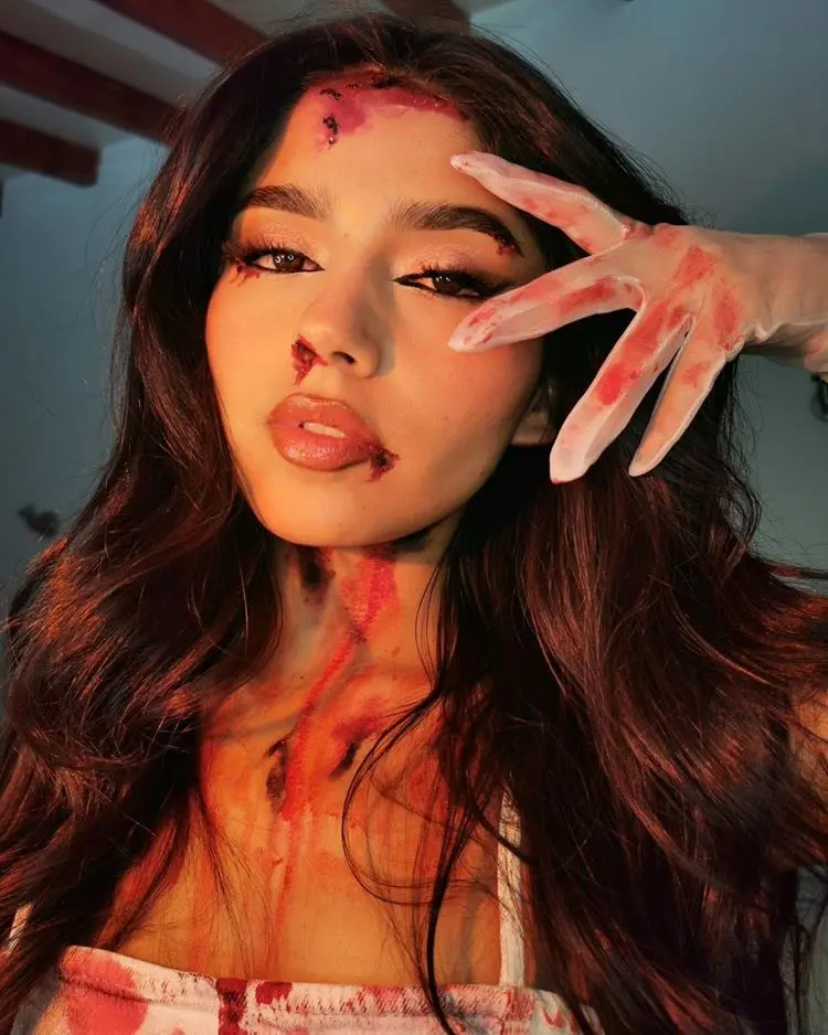 mulher com maquiagem de halloween com muito sangue falso