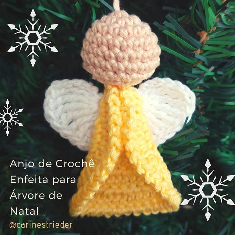 Foto de anjo de Natal de crochê. 