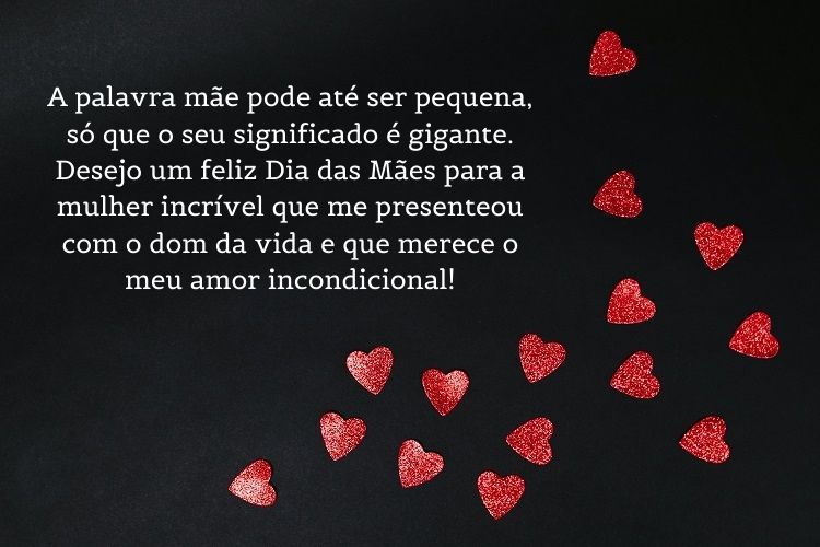 Cartão virtual com fundo preto, corações brilhantes e frase "A palavra mãe pode até ser pequena, só que o seu significado é gigante. Desejo um feliz Dia das Mães para a mulher incrível que me presenteou com o dom da vida e que merece o meu amor incondicional!"