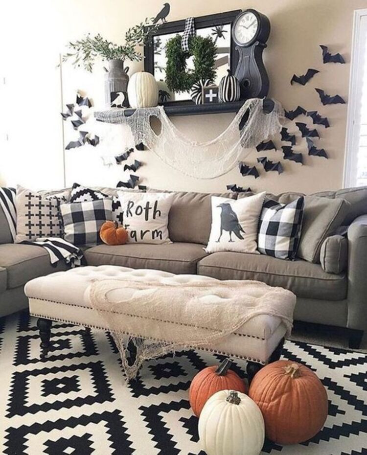 Sala cinza e preta decorada para o Dia das Bruxas