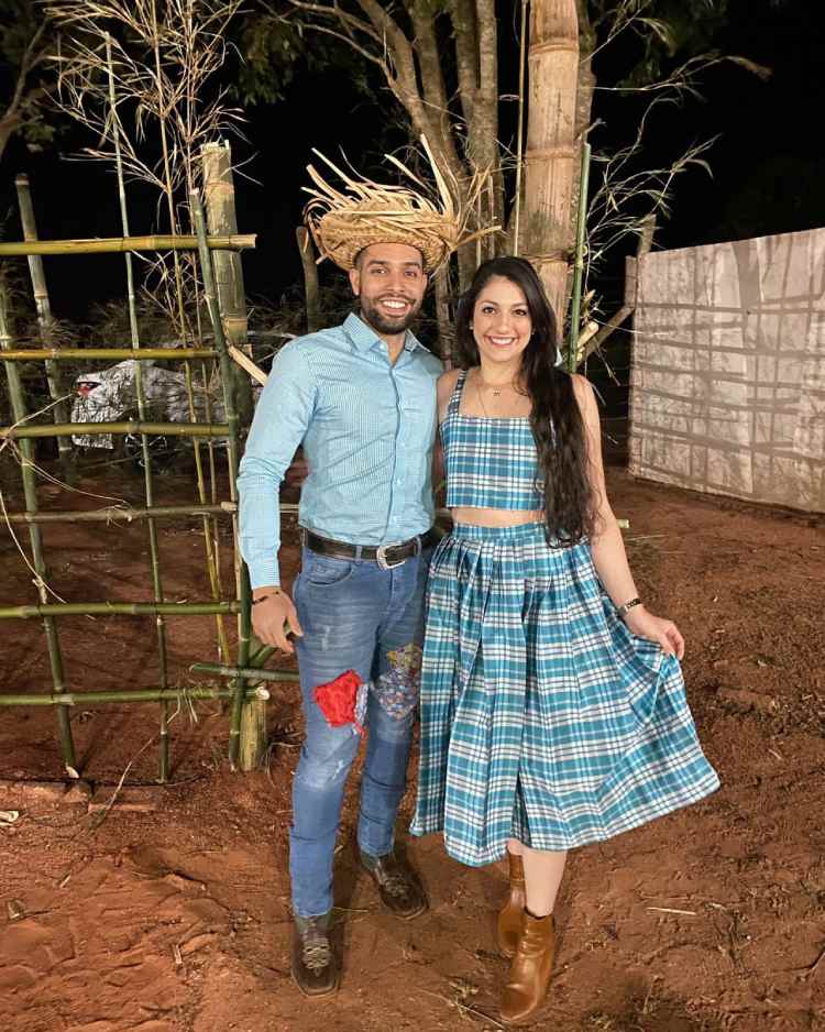 casal com traje de festa junina combinando em tons de azul