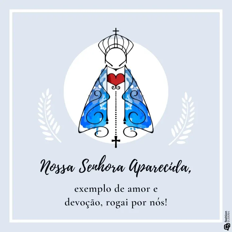 A imagem mostra uma representação estilizada de Nossa Senhora Aparecida, com um manto azul decorado e um coração vermelho no centro. Ela usa uma coroa simples e segura um rosário. Ao redor, há ramos brancos. Abaixo, está escrito: "Nossa Senhora Aparecida, exemplo de amor e devoção, rogai por nós!" O fundo é azul claro.


