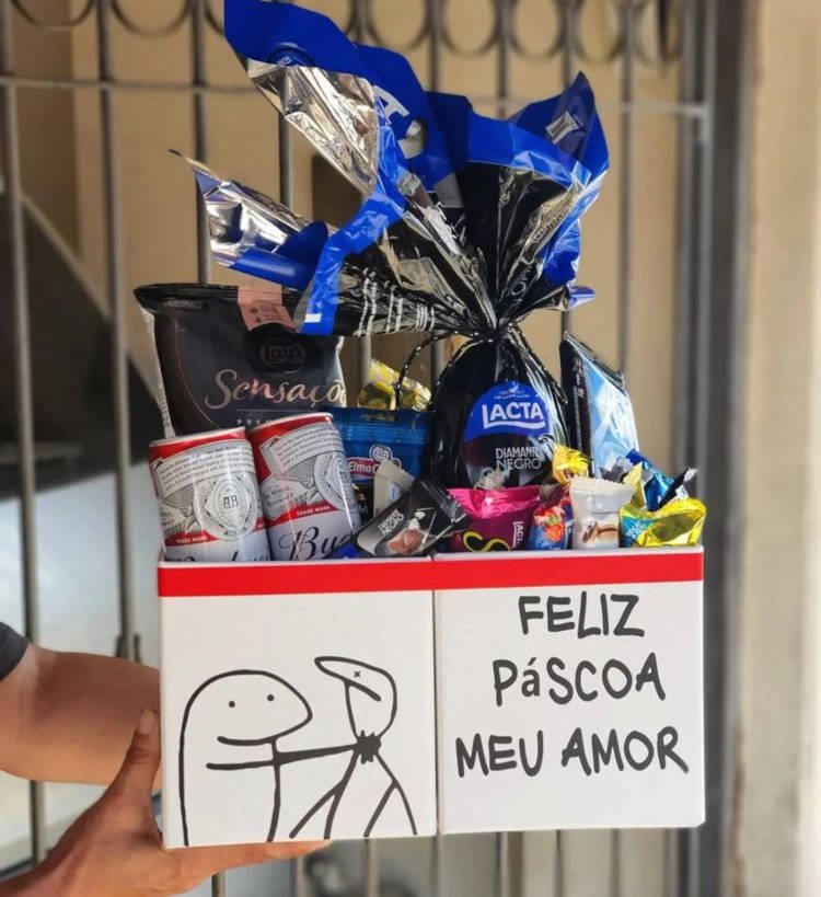 Cesta de Páscoa com salgadinho, doces, cerveja e meme na caixa 