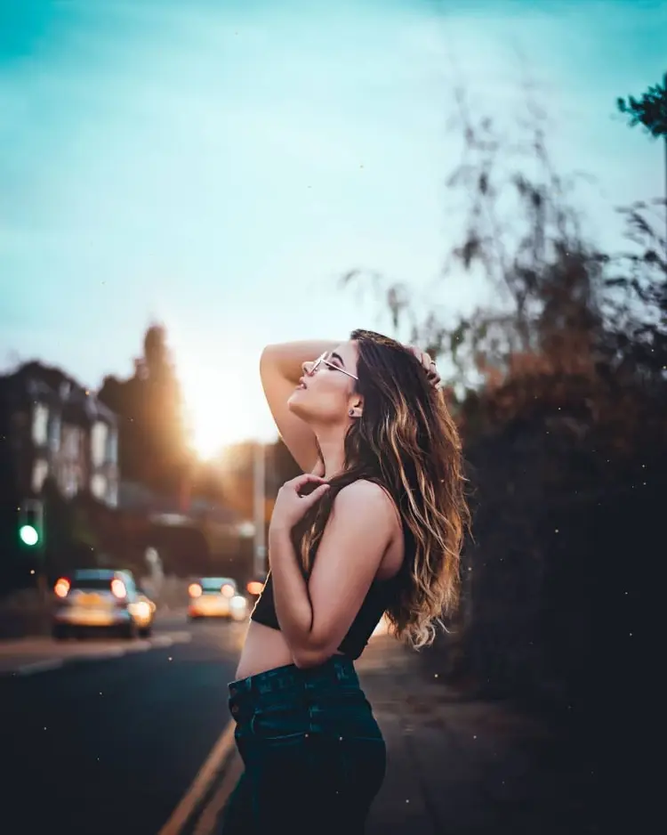 Frase para foto pensativa mulher branca, usa óculos de grau e veste calça jeans e top preto