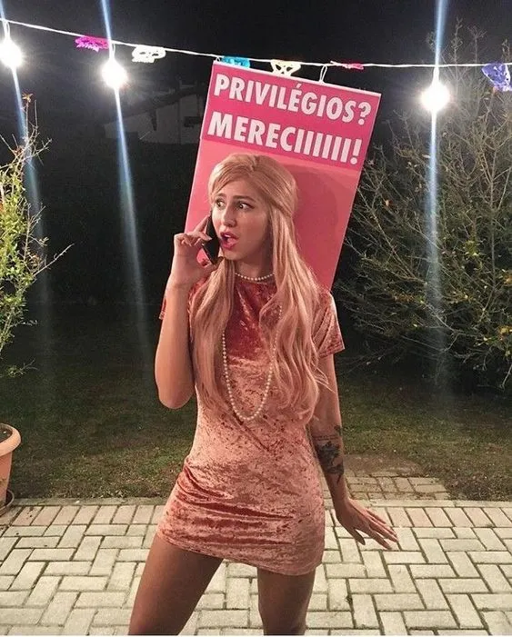 Fantasia de patricinha com placa "privilégios? eu mereciiiiii!"