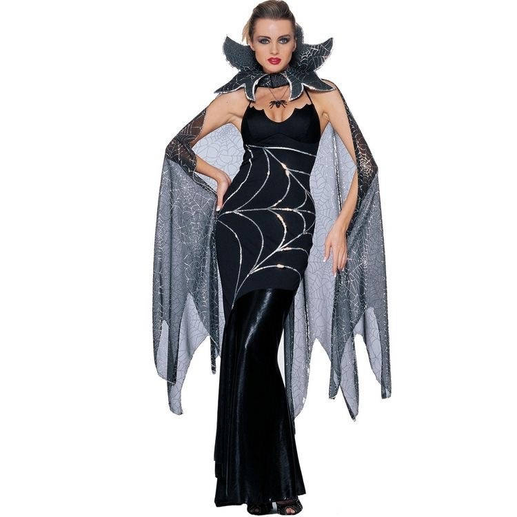 Mulher de pele clara usando vestido longo preto com teia prateada, capa de teia brilhante e adereço de pescoço