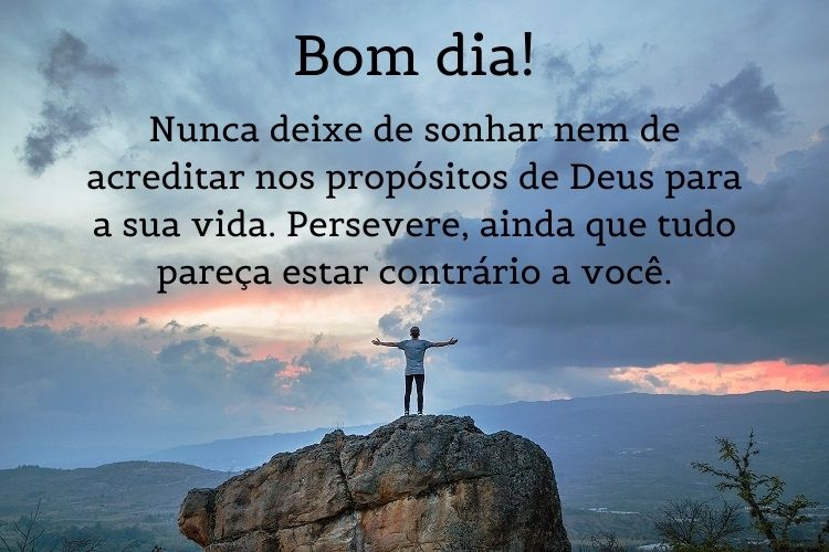 foto de pessoa de braços abertos com mensagem inspiradora