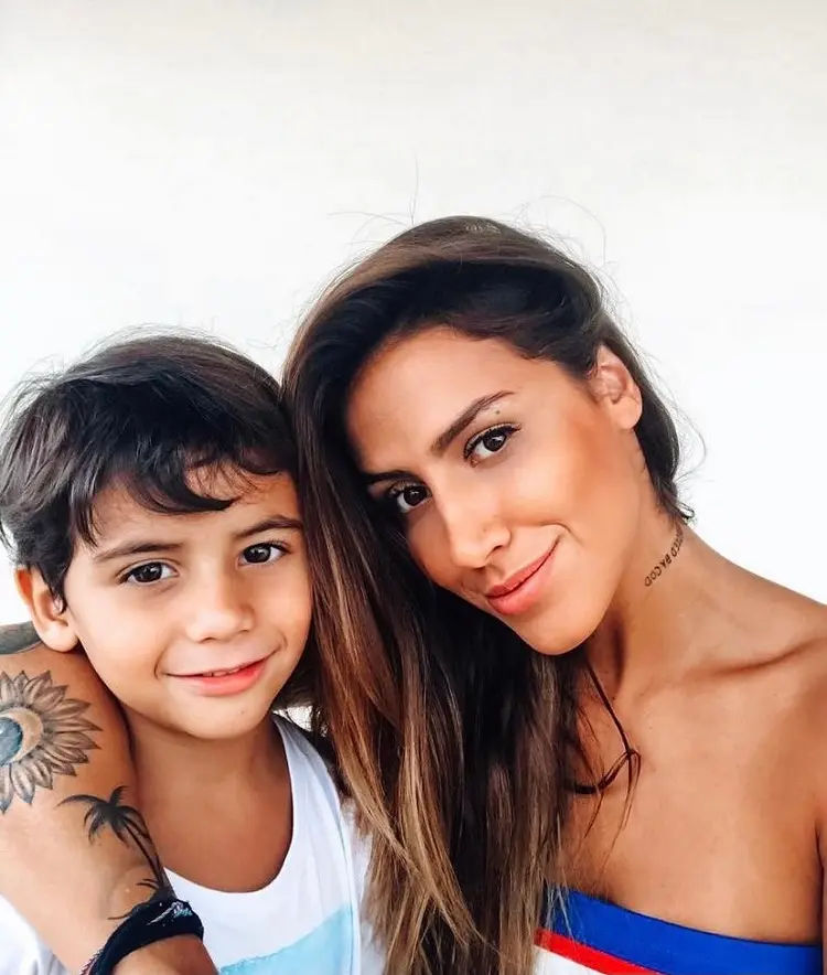 Foto da Any com seu filho Miguel