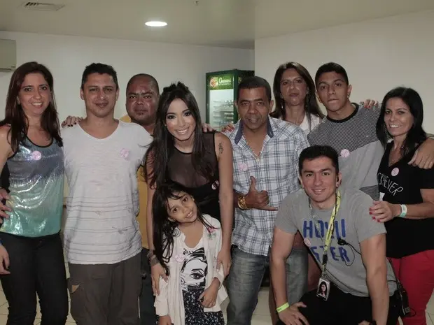 Anitta com a família no começo da carreira - Reprodução