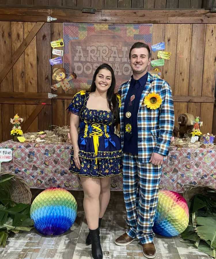 Casal com roupa junina de girassol