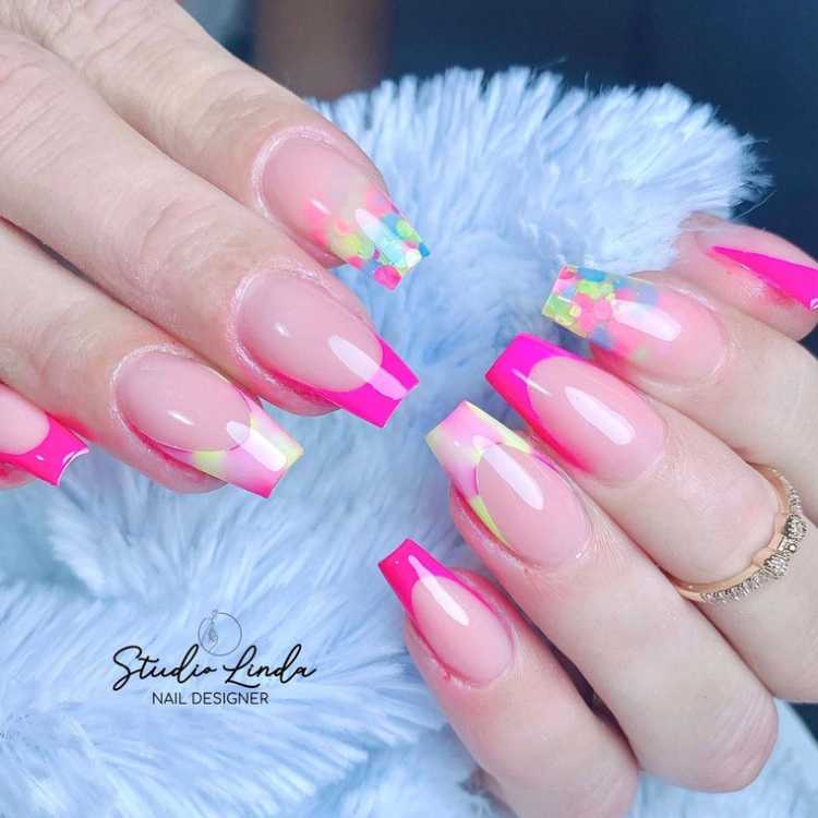 Unha rosa neon.