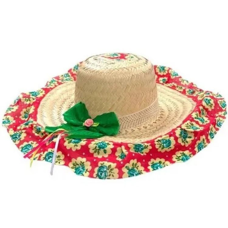 Um chapéu de festa junina de palha de aba larga, com um tecido floral vermelho e azul na borda e um laço verde com uma pequena flor rosa na frente.
