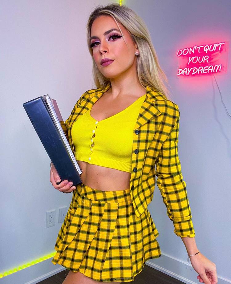 Foto com fantasia para o Halloween.