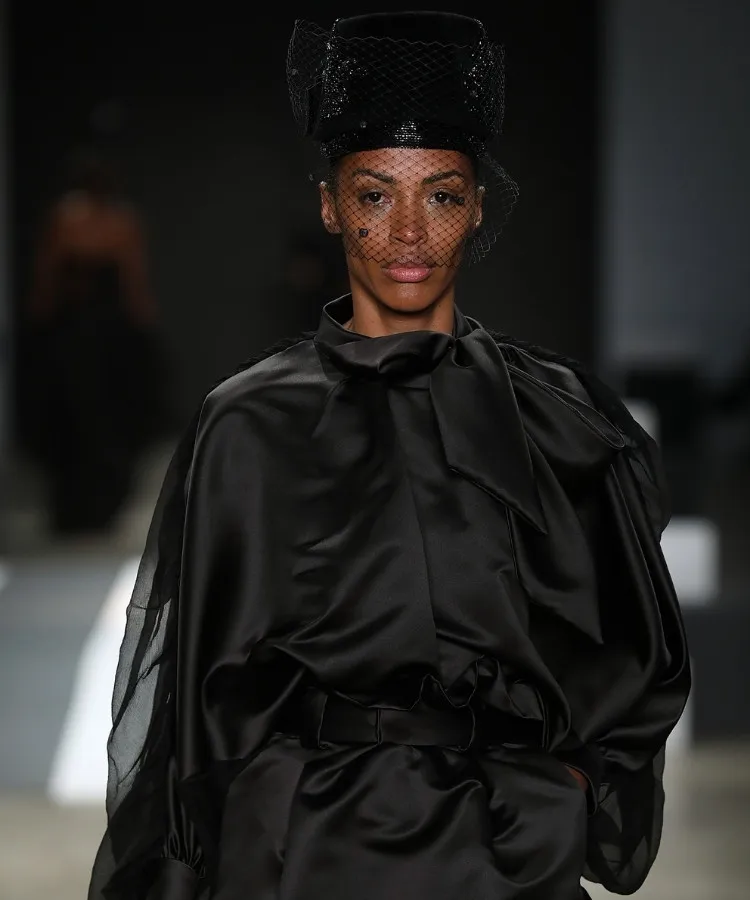 Foto de modelo usando chapéu preto no desfile de chapéus de Davi Ramos no SPFW N60