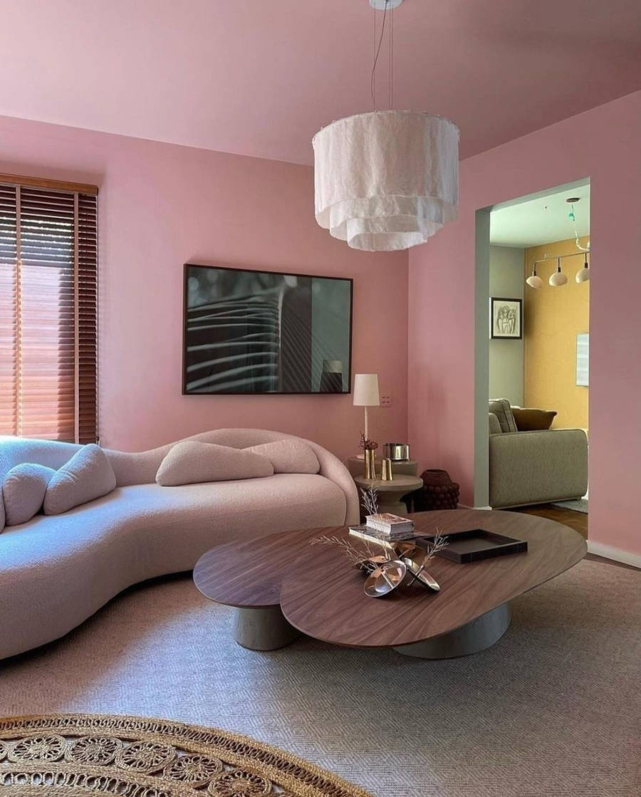 Sala com sofá curvado.