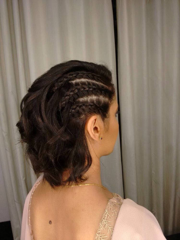 Mulher de pele clara com cabelo curto com tranças laterais